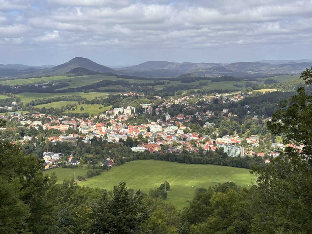 Výhled ze Zámeckého vrchu na Českou Kamenici