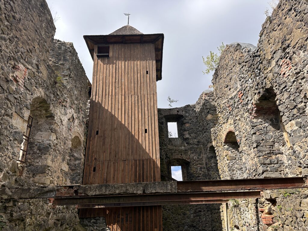 Hrad Kamenice s rozhlednou