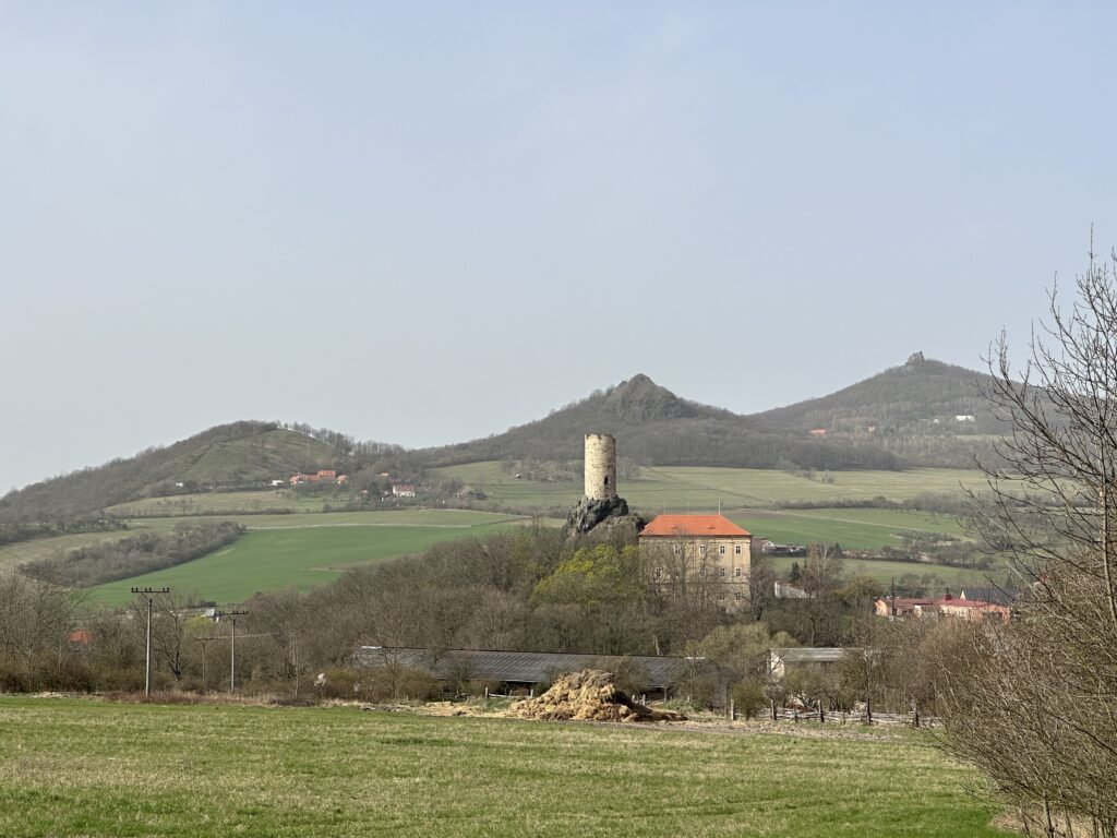 Zámek a hrad Skalka ve Vlastislavi