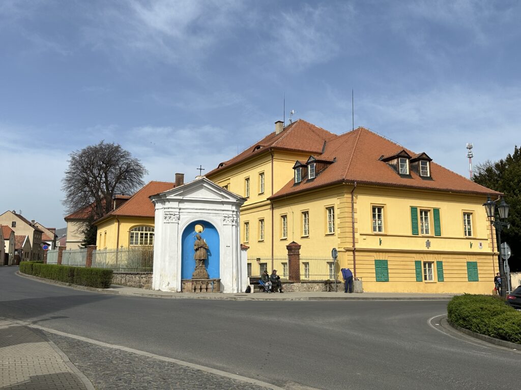 Zámek a kaple sv. Jana Nepomuckého v Třebívlicích