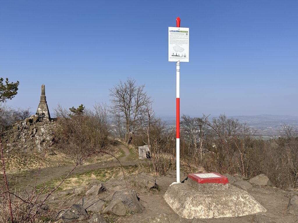 Vrch Mužský s památníkem prusko-rakouské války