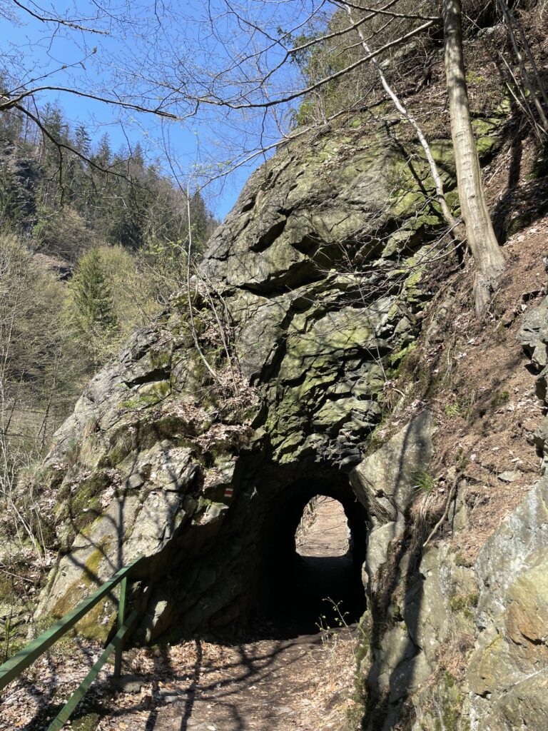 Skalní tunel na Riegrově stezce
