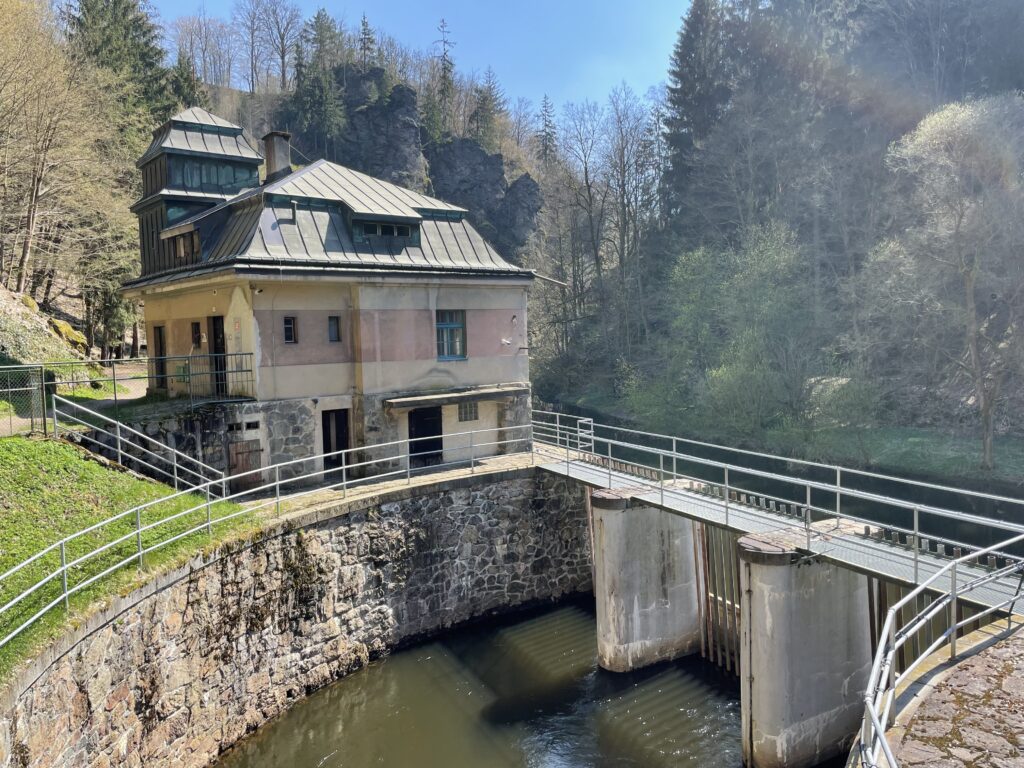 Jímací jez na řece Jizeře