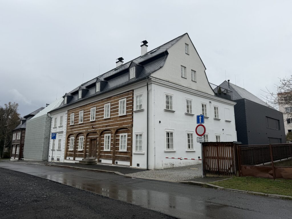 Skleněný a černý dům v Novém Boru
