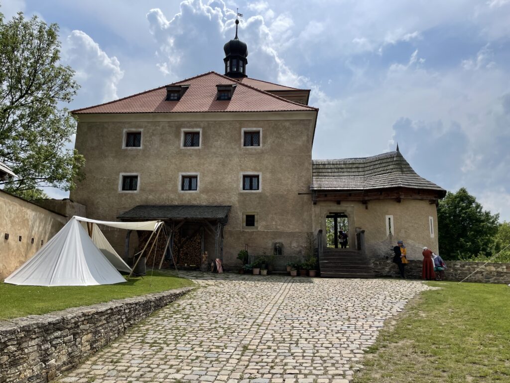 Tvrz Malešov