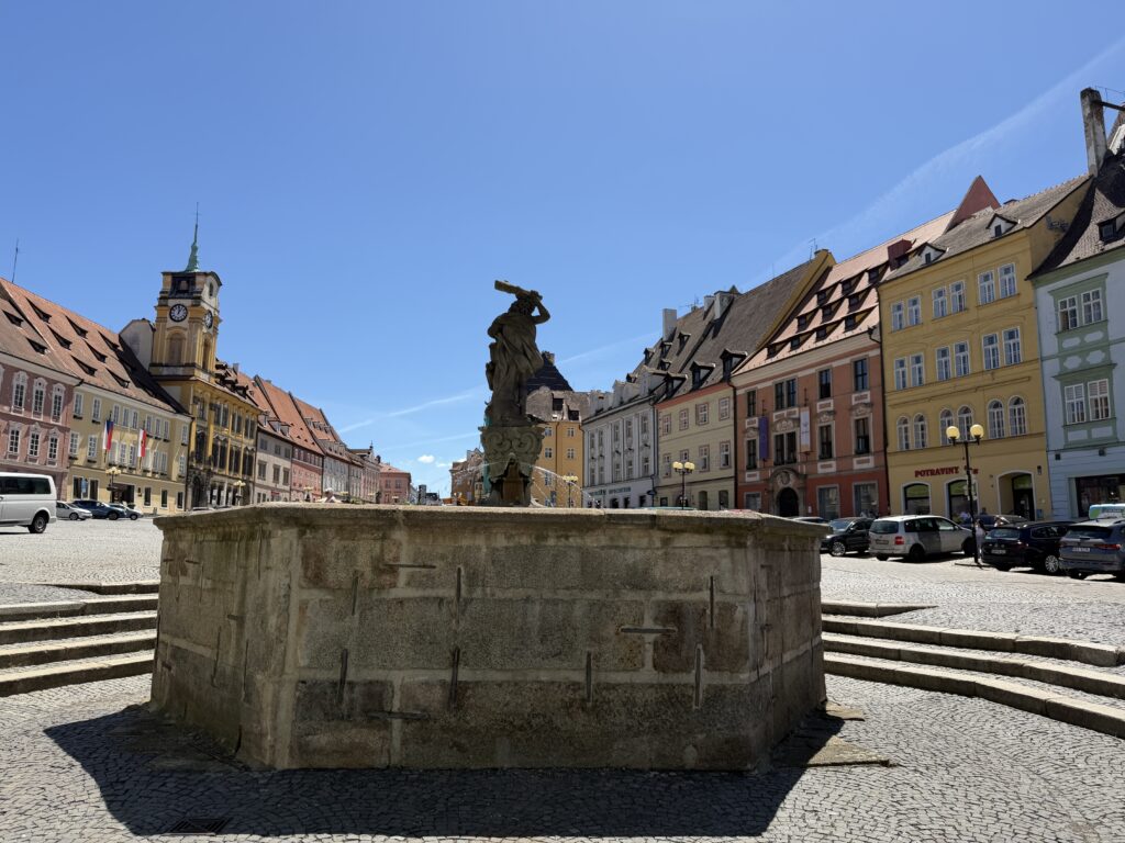 Náměstí krále Jiřího z Poděbrad - Herkulova kašna