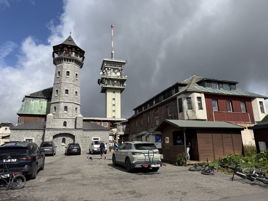 Historická kamenná rozhledna a hotelový objekt na vrcholu Klínovce