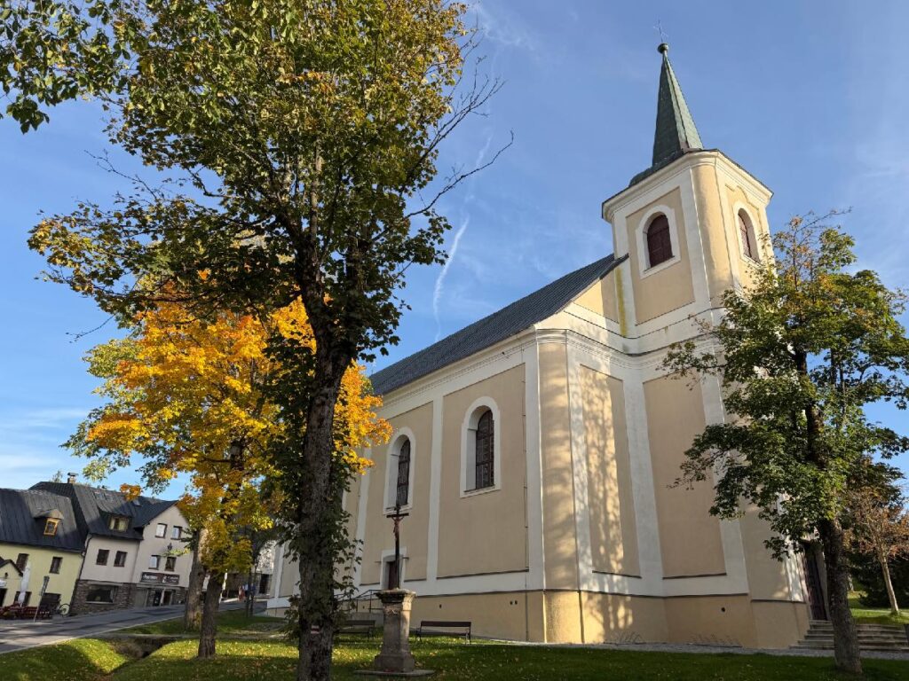 Barokní kostel svaté Anny v centru Božího Daru v Krušných horách