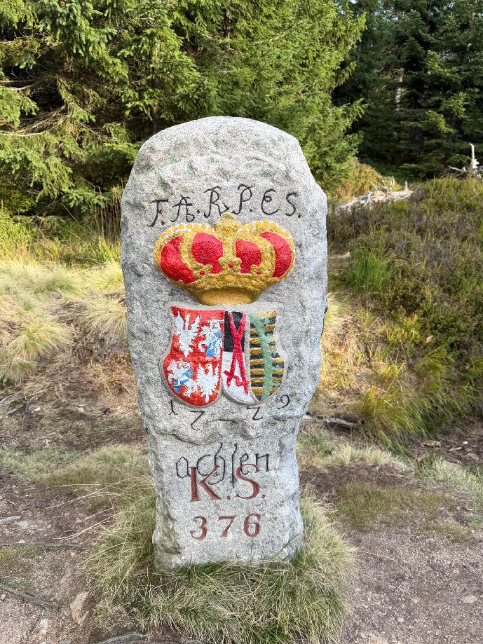 Historický trojboký hraniční kámen na česko-saském pomezí u Božího Daru
